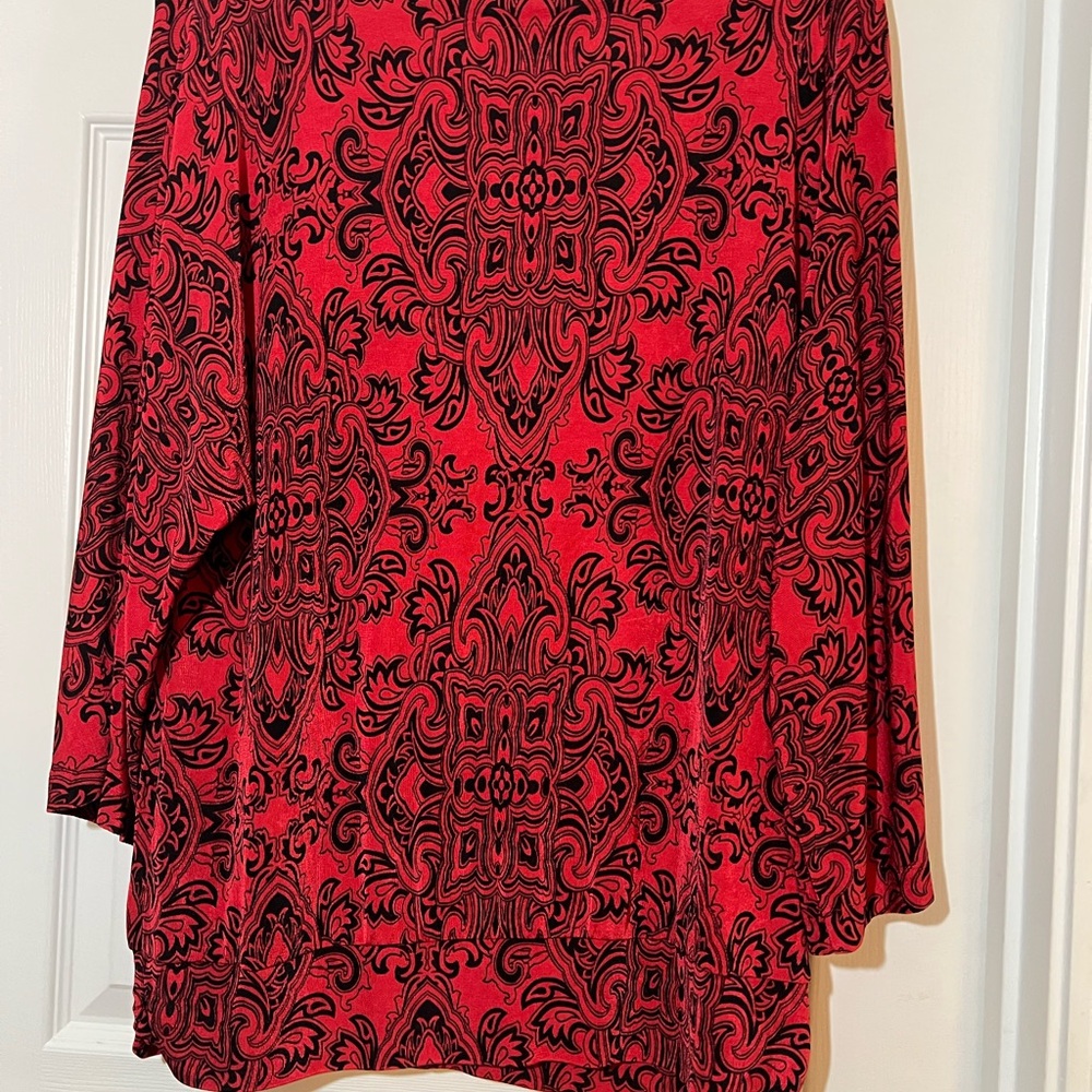 ๐ฆ Elegant Red and Black Patterned Chicos travelers Long Sleeve Top size 2-large - Picture 5 of 5